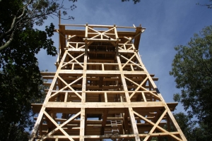 Trwają prace  przy budowie wieży widokowej na górze Cergowej